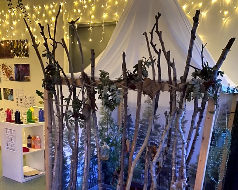 Lek- och lärmiljö med koja av naturmaterial på Lussebäckens förskola.