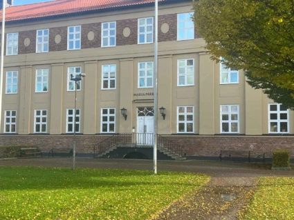 Foto på Maria Park förskola med entrén från innergården.