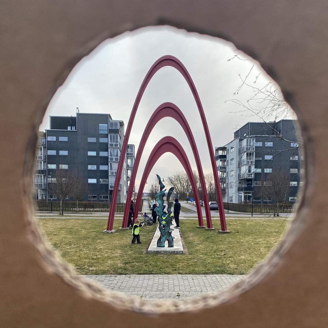 Foto på barn vid konstverk i Mariastaden, Vy från ett konstverk till det andra.