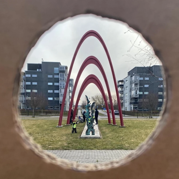 Foto på barn vid konstverk i Mariastaden, Vy från ett konstverk till det andra.