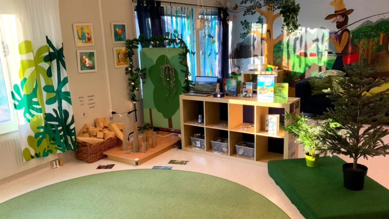 Djungelrum med böcker på Snöbollsgatans förskola (Foto: Förskolan 2024)