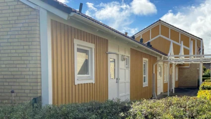 Musikantens förskola, vy från gården mot avdelningarnas entréer.