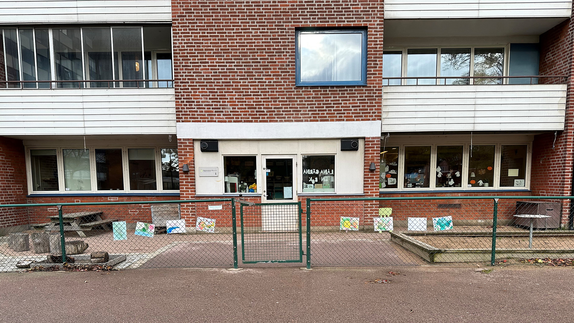 Fasadbild på förskolan Nyponrosen.
