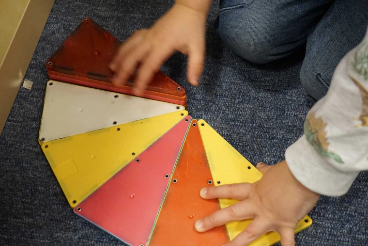 Foto på barn som utforskar färger i ett puzzel.