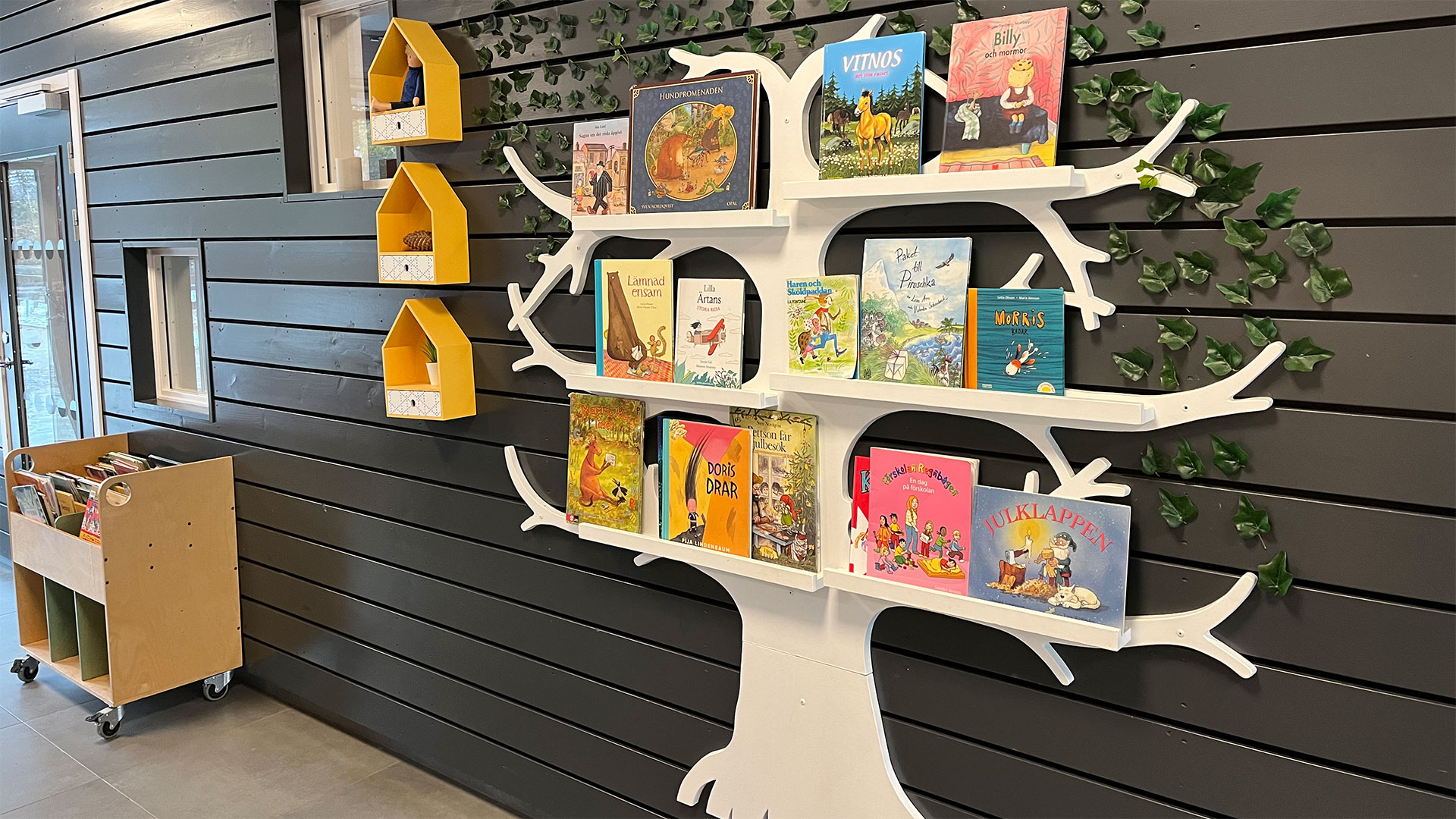 Sagoträdet uppmuntrar barnen till läsning och boksamtal (Foto förskolan 2024)