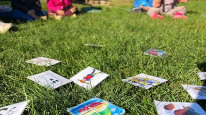 Sångkort sånger ligger i gräset för barnen att välja mellan på Skogsgläntans förskola.