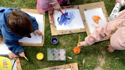 Barn målar utomhus på Tuvehagens förskola. Foto-Förskolan 2024