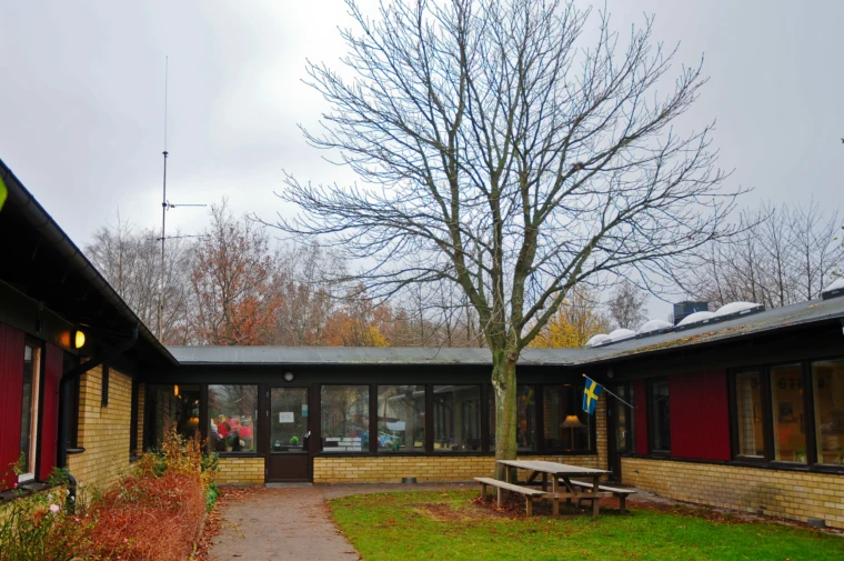 Foto på Solrosens förskola, vy från innergården.