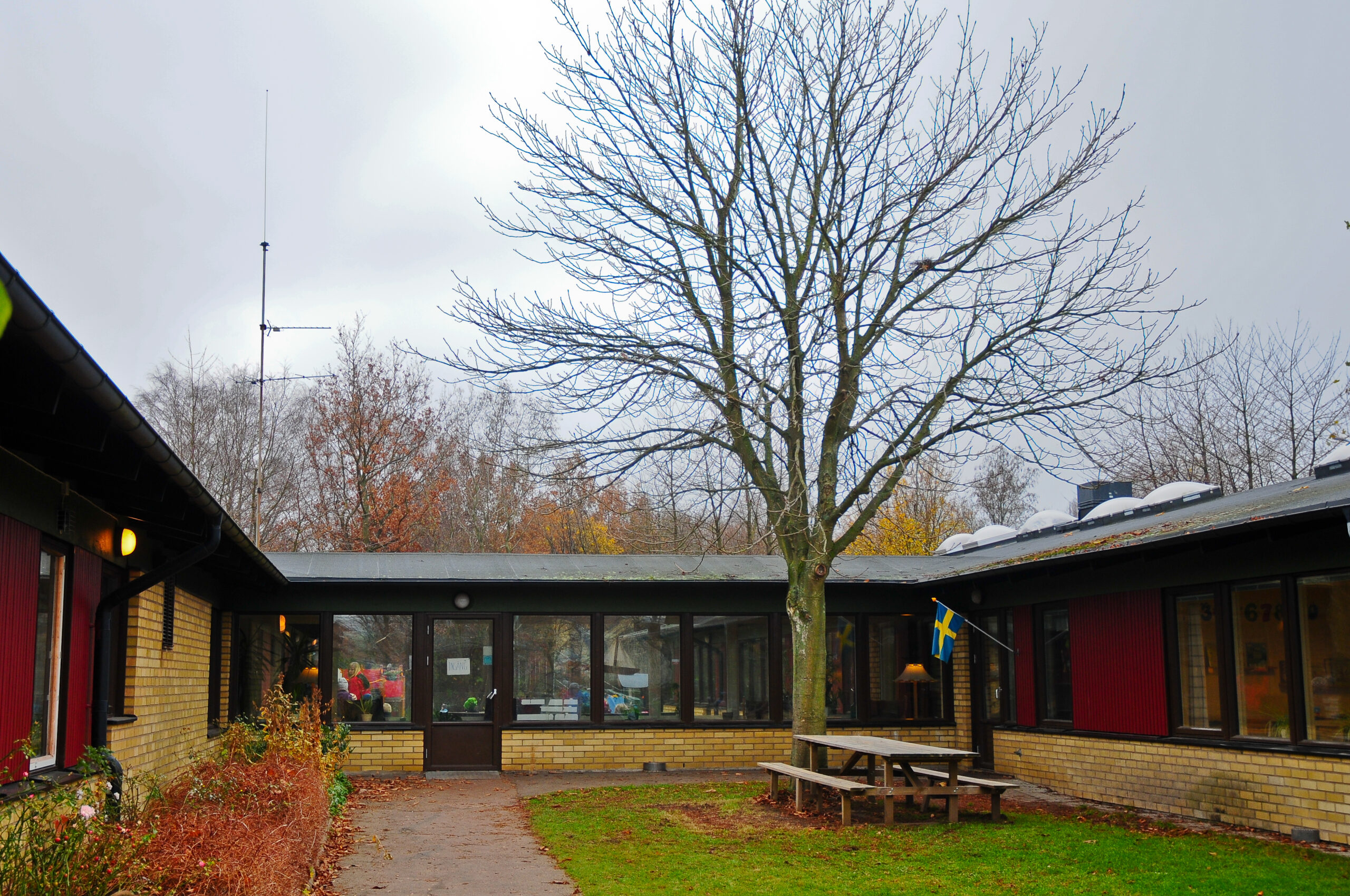 Foto på Solrosens förskola, vy från innergården.