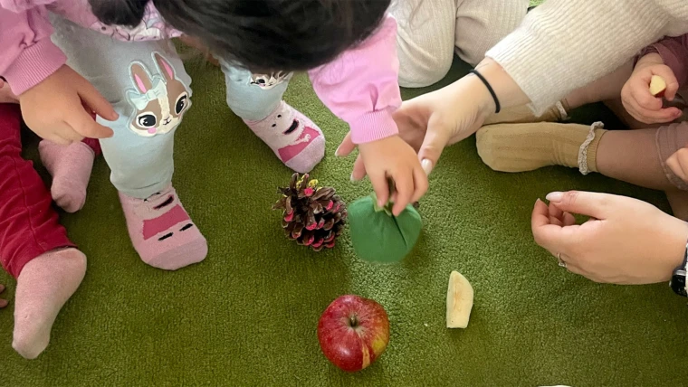 Barn som sträcker sig efter en leksak. Foto: Vintergatans förskola 2024