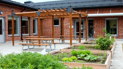 Trädgårdens förskola, vy från gården med odlingslådor i förgrunden. (Foto: SFF2022)