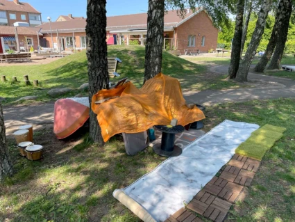 Foto på Veingegatans naturgård med barnens koja i förgrunden