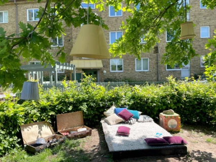 Foto på läshörnan utomhus, Veingegatans förskola