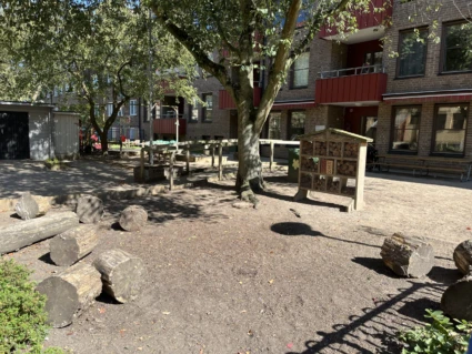 Traktörsgatans förskola erbjuder en gård med bland annat insektshotell och yta för barnen att leka.