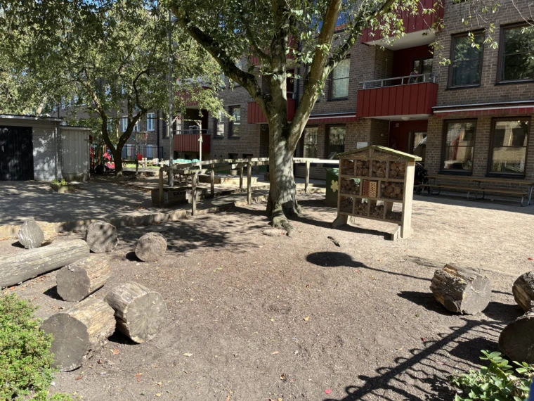 Traktörsgatans förskola erbjuder en gård med bland annat insektshotell och yta för barnen att leka.