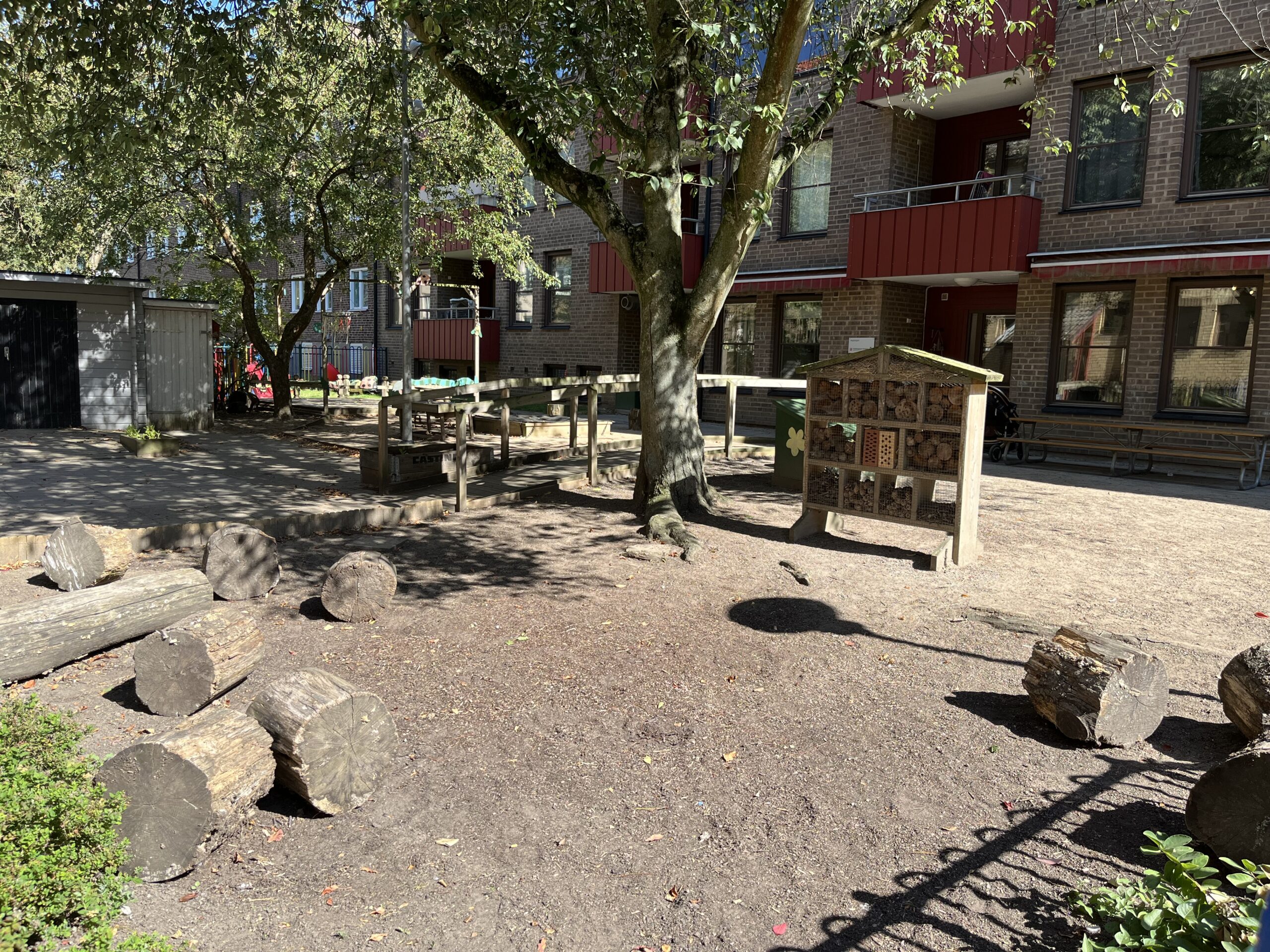 Traktörsgatans förskola erbjuder en gård med bland annat insektshotell och yta för barnen att leka.