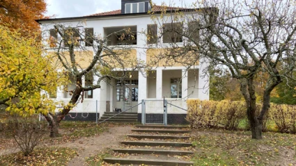 Villa Begonia, vy från gården och trappan upp till entrén. En del av Brunnsallens förskola.