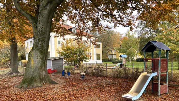Brunnsalléns förskola, vy från huvudbyggnadens gård med Villa Begonia i bakgrunden.