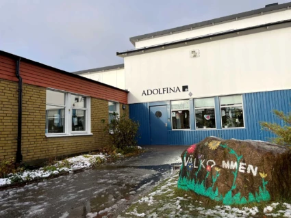 Foto på Adolfina förskola, vy utifrån mot entrén i vintertid