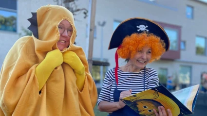 Foto på två pedagoger som är utklädda till sagokaraktärer