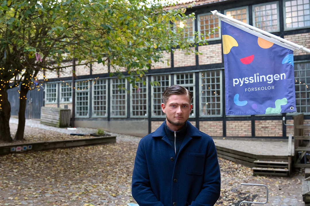 theo barnskötare utanför förskola