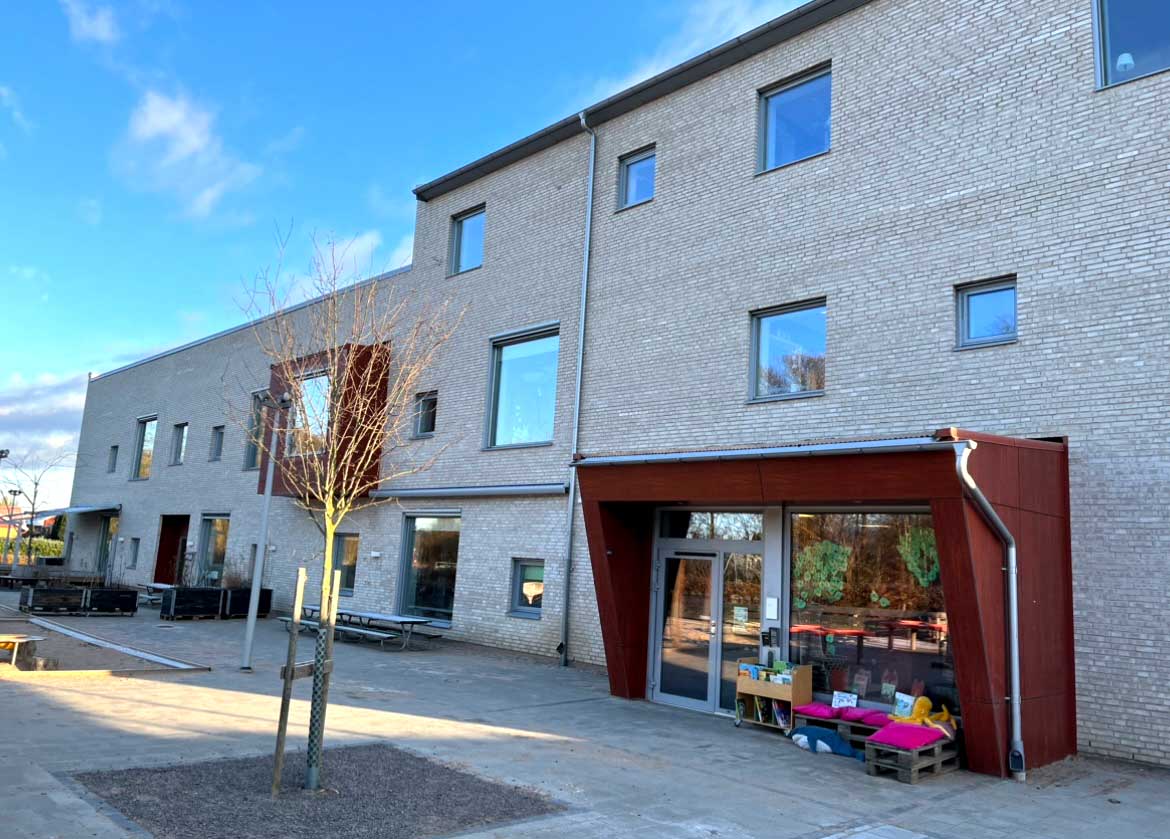 Sagoträdets förskola, bild på fasaden med vy mot entrén.