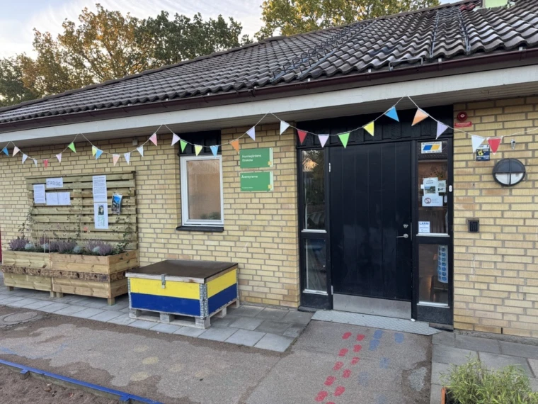 Fasadbild entré Humlegårdens förskola