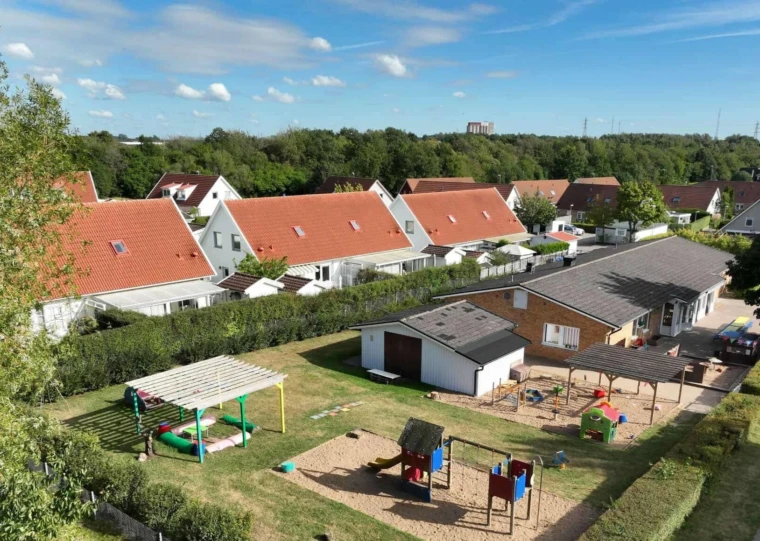 Fasadbild ovanifrån på Fridas förskola. I bild syns öven förskolans utemiljö.