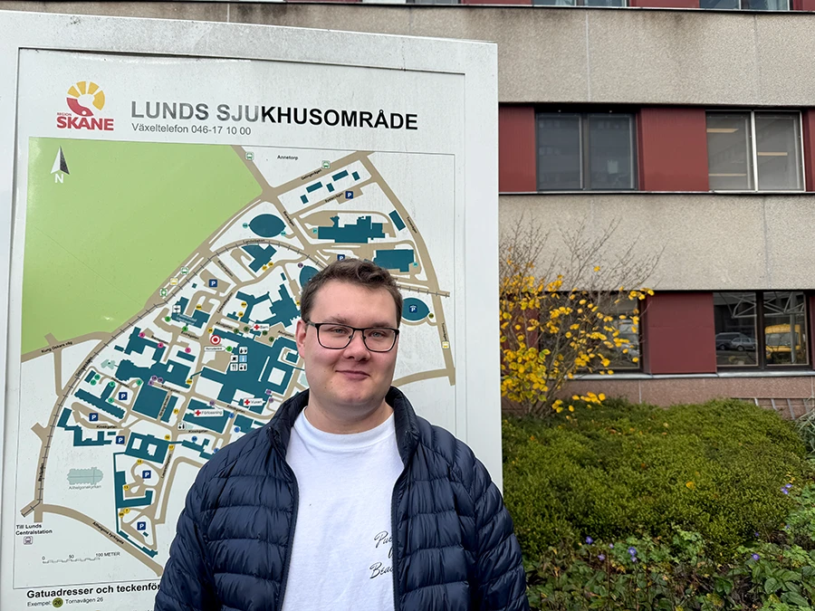Bild på underskötarskan Marcus utanför Lunds universitets sjukhus