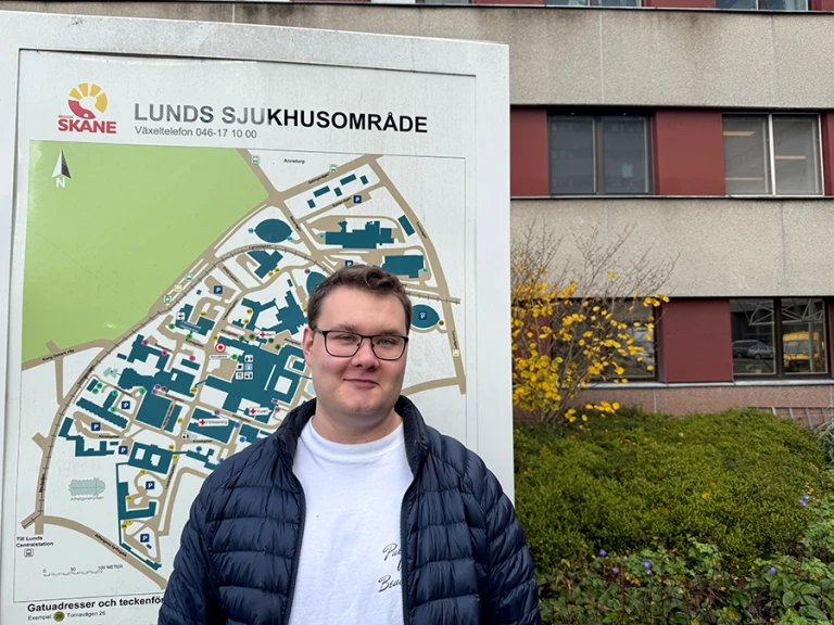 Bild på underskötarskan Marcus utanför Lunds universitets sjukhus