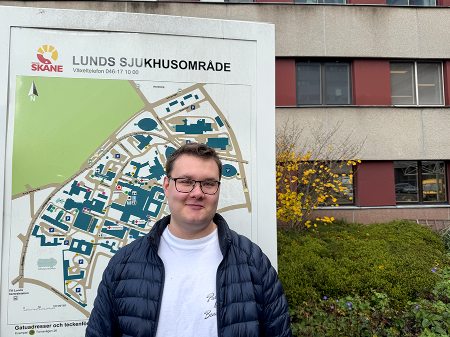 Bild på underskötarskan Marcus utanför Lunds universitets sjukhus