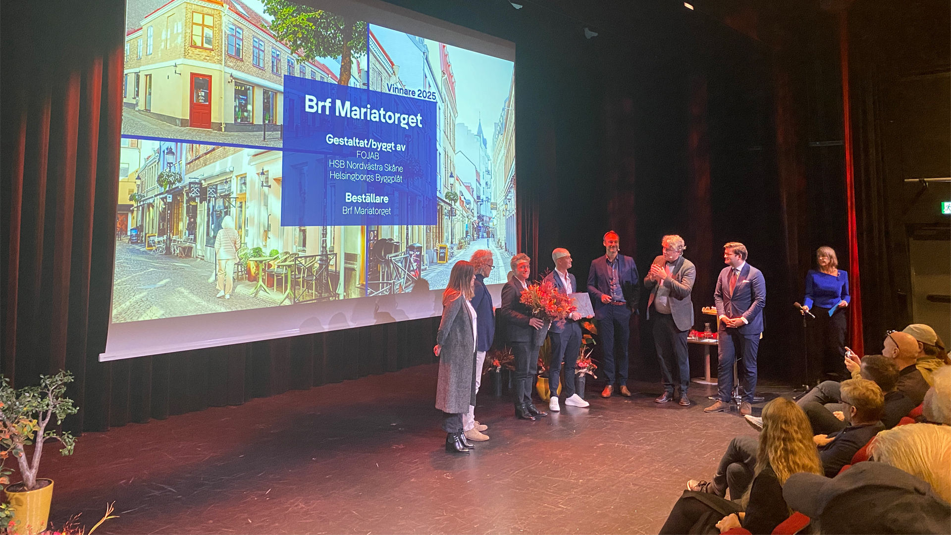 Representanter från FOJAB och HSB Nordvästra Skåne tar emot stadsbyggnadspriset på scen på Dunkers kulturhus.
