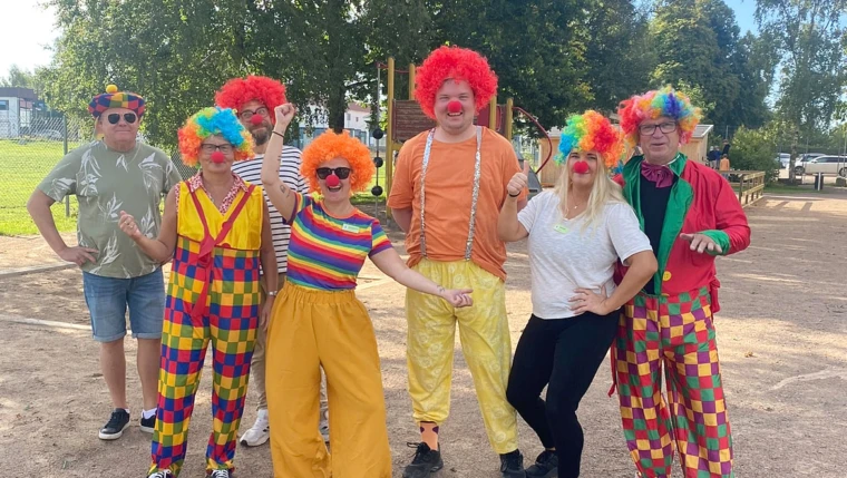 Bild på glada lärare från Allerums skola utklädda till clowner