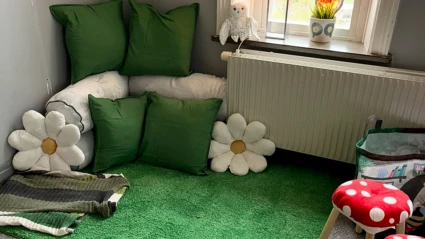 Bild på grön och skön läshörna på Kattarps skola