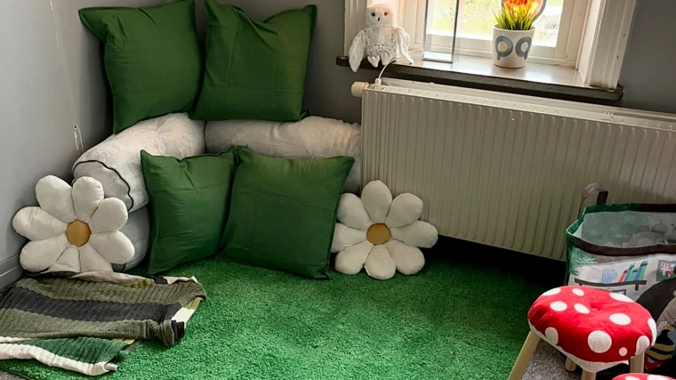 Bild på grön och skön läshörna på Kattarps skola