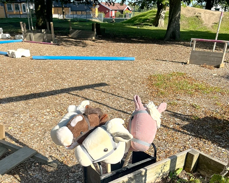 Bild med käpphästbanan på Allerums skola