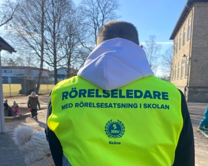 Bild på en rörelseledare på Allerums skolas rastaktivitet.