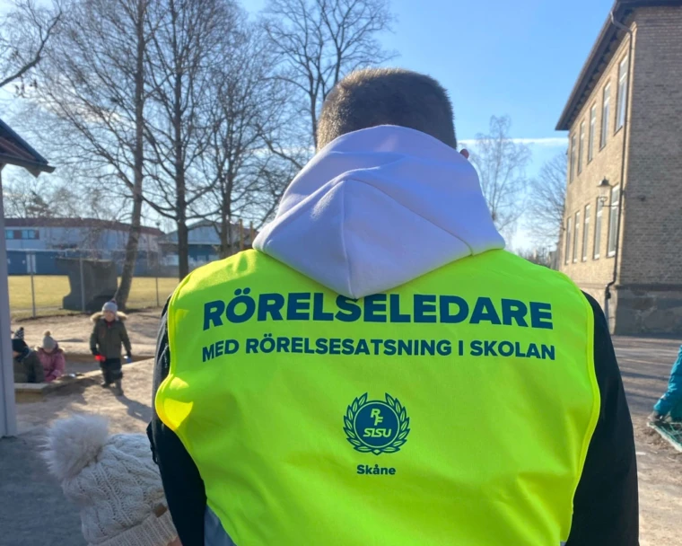 Bild på en rörelseledare på Allerums skolas rastaktivitet.