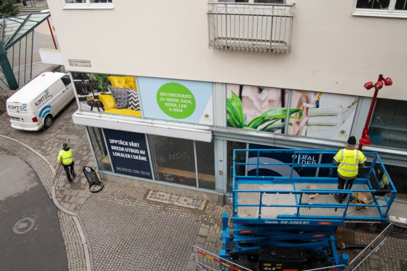 En person monterar bevakningskamera på en lyktstolpe vid Konsul Olssons plats