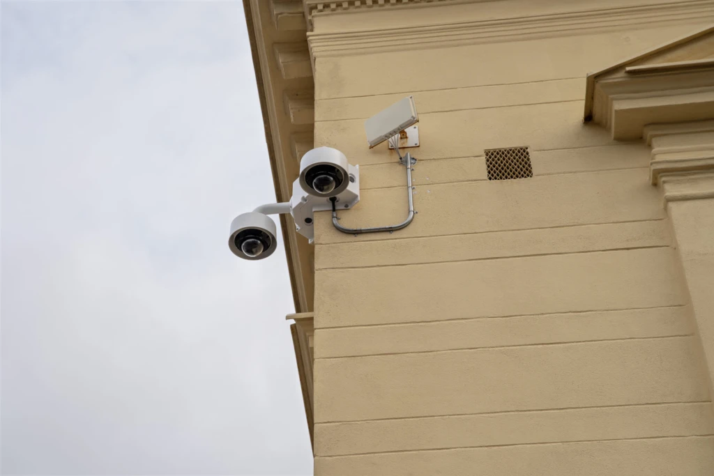 En bevakningskamera monterad på en fasad