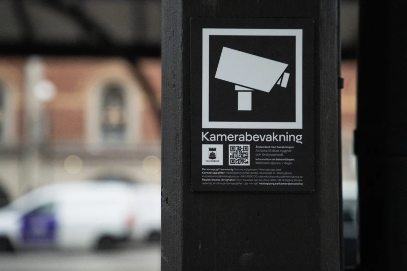 En skylt som berättar att platsen kamerabevakas