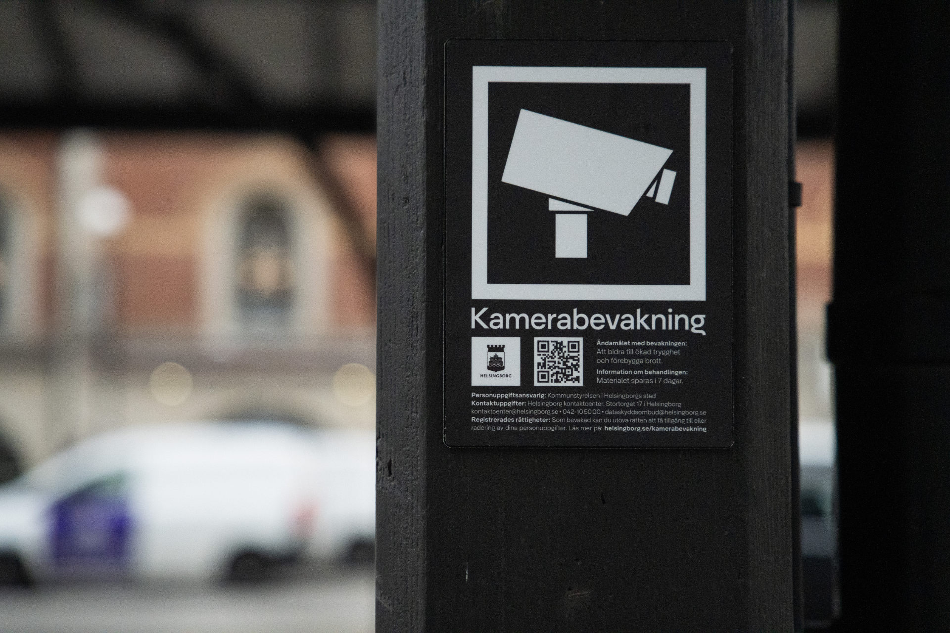 En skylt som berättar att platsen kamerabevakas