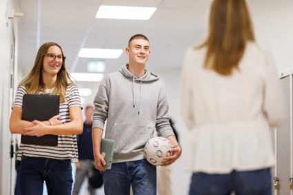 Elever som går i korridoren på Filbornaskolan.