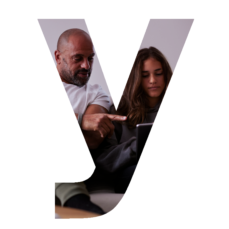 Vårdnadshavare och barn tittar på en surfplatta