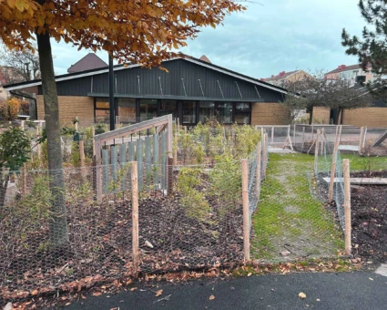 Bild på delar av gården på Stattena förskola, vy från gaveln.