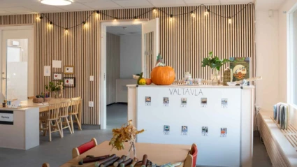 Bild på valtavla och arbetsytor för äldre barn på Stattena förskola.