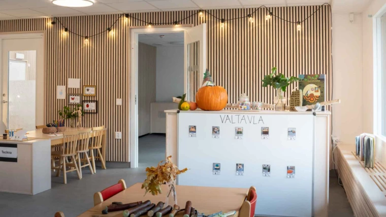 Bild på valtavla och arbetsytor för äldre barn på Stattena förskola.