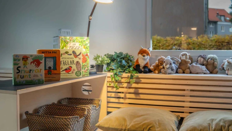 Läshörna och bibliotek på Stattena förskola.