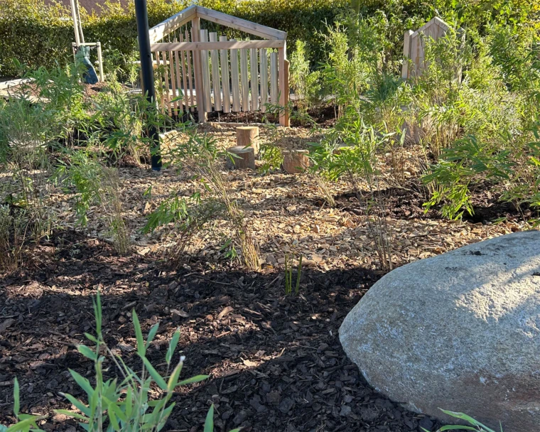 Klockspel och balansbana i en del av av planeringar på gården för de äldre barnen på Stattena förskola