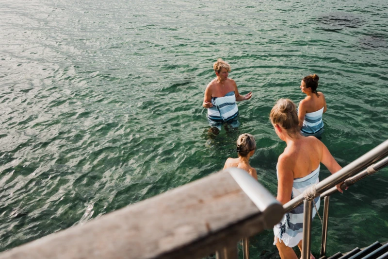 Flera kvinnor som kallbadar.